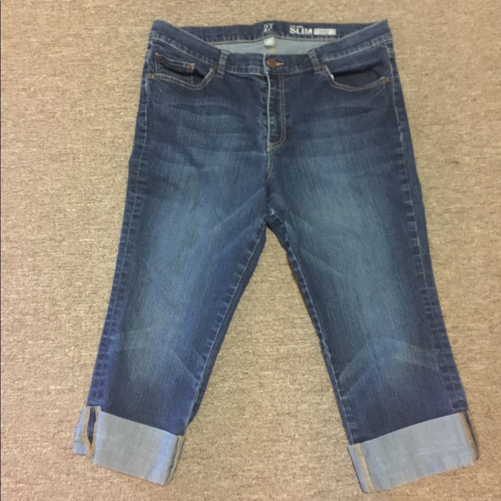Low rise slim crop capris